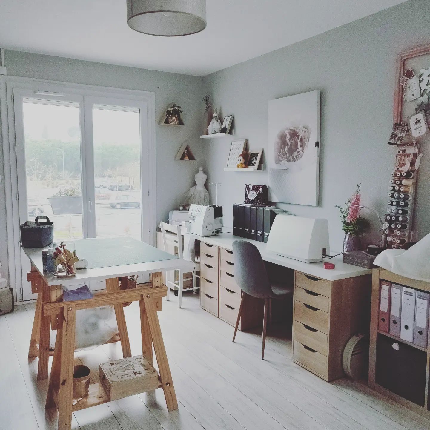 --- mon atelier ---

Après la peinture, le montage des meubles #ikea, la réorganisation de tout mon "petit bazar" le voilà 🥰 #monatelier tout frais, tout beau et tout rangé 🤗

----- y a plus qu'à ---- comme on dit 😉

#peinturetollens #ikeaalex #pfaff #sewingworkshop #monpetitcoin #sew #enroute